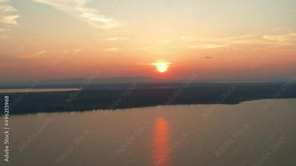 Fototapeta Pomarańczowy świt nad lasem