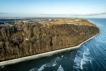 Fototapeta Przylądek Rozewie w Jastrzębiej Górze nad Bałtykiem, województwo Pomorskie w Polsce, panorama z lotu ptaka. Najdalej na północ wysunięty skrawek Polski.