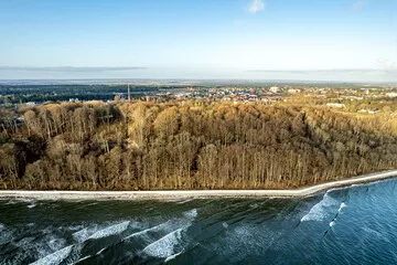 Fototapeta Przylądek Rozewie w Jastrzębiej Górze nad Bałtykiem, województwo Pomorskie w Polsce, panorama z lotu ptaka. Najdalej na północ wysunięty skrawek Polski.