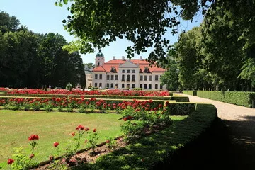 Obraz Wspaniały Zamek Otoczony Malowniczym Ogrodem