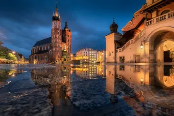 Obraz The main square in Krakow with a view of the cloth hall, St. Mary\'s Basilica in a natural mirror. Rynek główny w krakowie z widokiem na sukiennice, bazylikę mariacką w naturalnym lustrze.