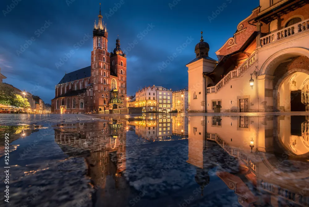 Obraz The main square in Krakow with a view of the cloth hall, St. Mary\'s Basilica in a natural mirror. Rynek główny w krakowie z widokiem na sukiennice, bazylikę mariacką w naturalnym lustrze.