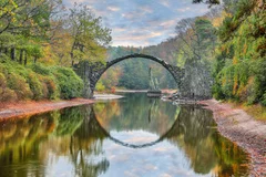 Obraz Magiczny Most: Tajemnicze Piękno Rakotzbrücke