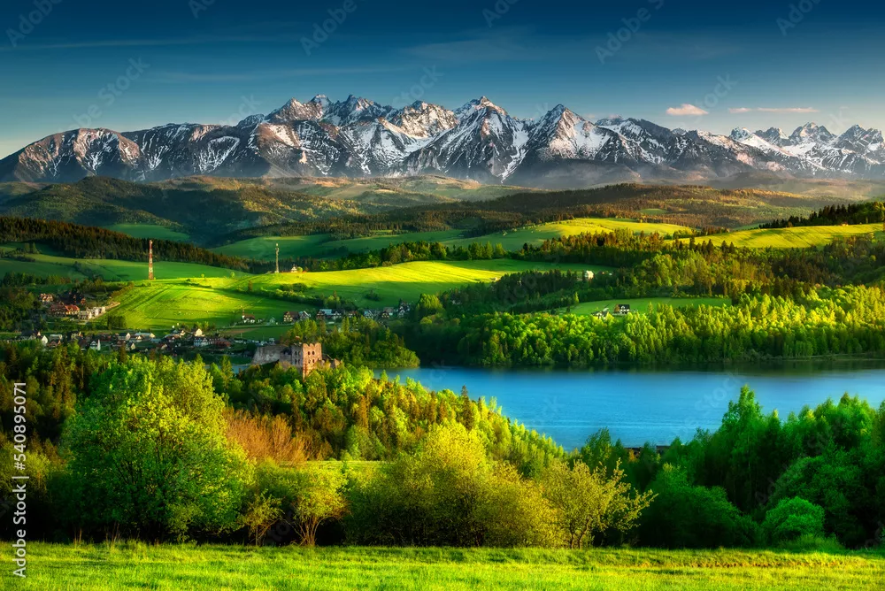 Fototapeta View from the Pieniny on the Tatra Mountains, the Czorsztyn Lake and the Czorsztyn Castle, spring. Widok z pienin na tatry, jezioro czorsztyńskie i zamek w czorsztynie, wiosna. Przełęcz snozka. 