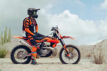 Obraz motocyklista na pomarańczowym motocyklu