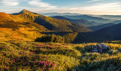 Obraz Wspaniała panorama gór. imponująco piękny letni krajobraz w górach. Zdjęcie dzikiego obszaru. Niesamowite naturalne tło.