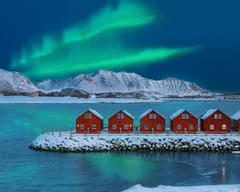 Obraz Spektakularna zorza polarna nad norweskimi domkami