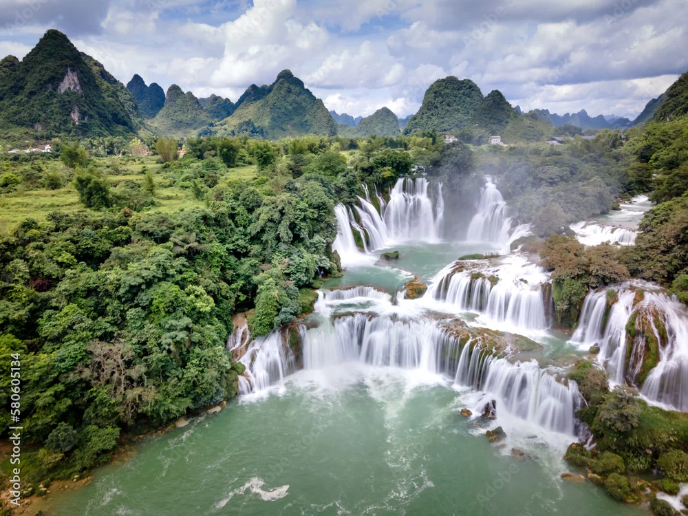 Obraz Majestic Waterfalls Amidst Lush Mountains