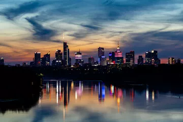 Obraz ```markdown
 Wieczorny Skyline Warszawy nad Wisłą
```