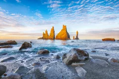 Obraz Magiczne Skały na Wybrzeżu Islandii: Reynisdrangar o Zachodzie Słońca