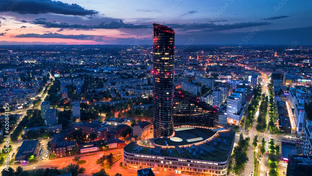 Obraz Wrocław o Zmierzchu: Nowoczesna Architektura w Świetle Nocy