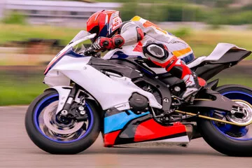 Obraz na płótnie z motocyklistą w akcji – dynamika i prędkość wyścigu