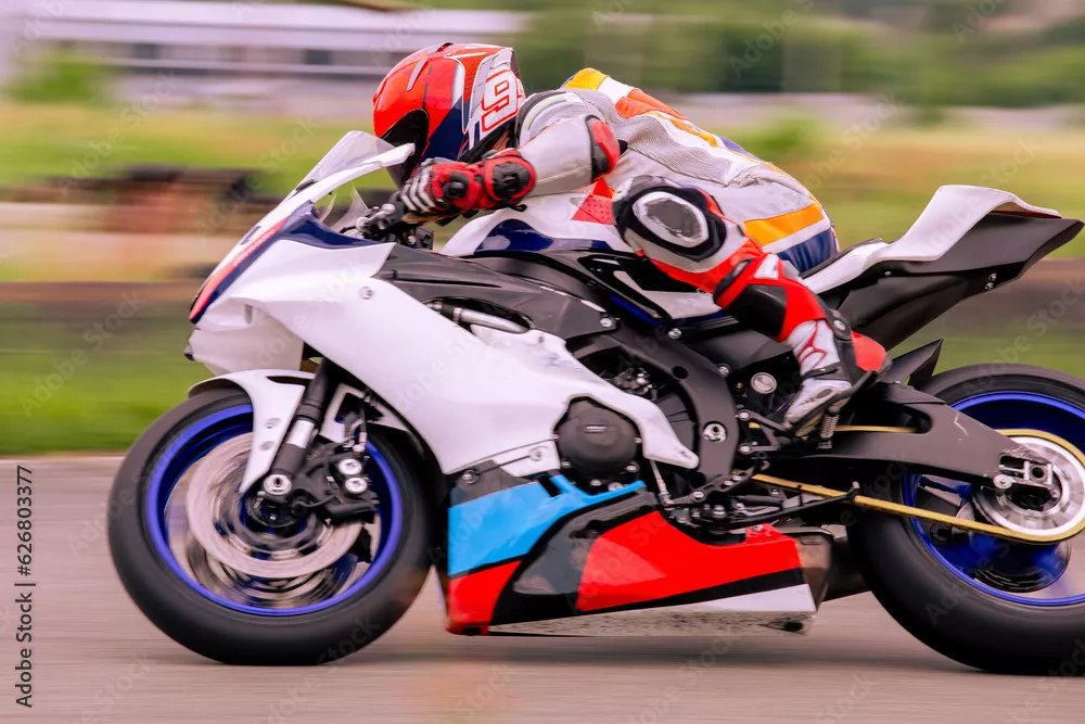 Obraz na płótnie z motocyklistą w akcji – dynamika i prędkość wyścigu