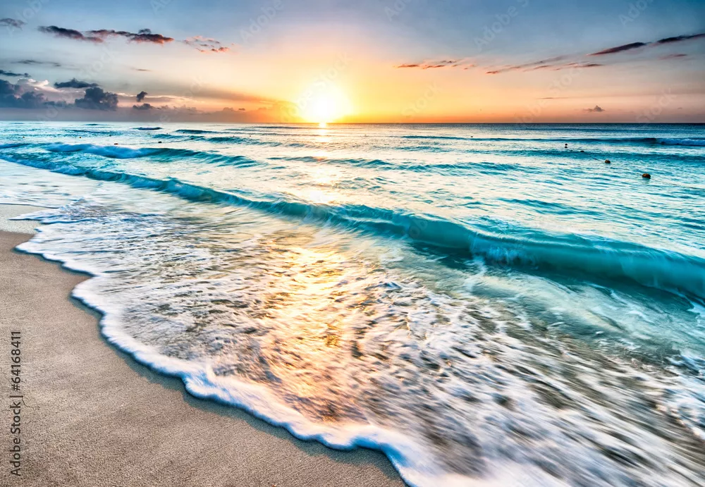 Fototapeta Wschód słońca nad plażą w Cancun