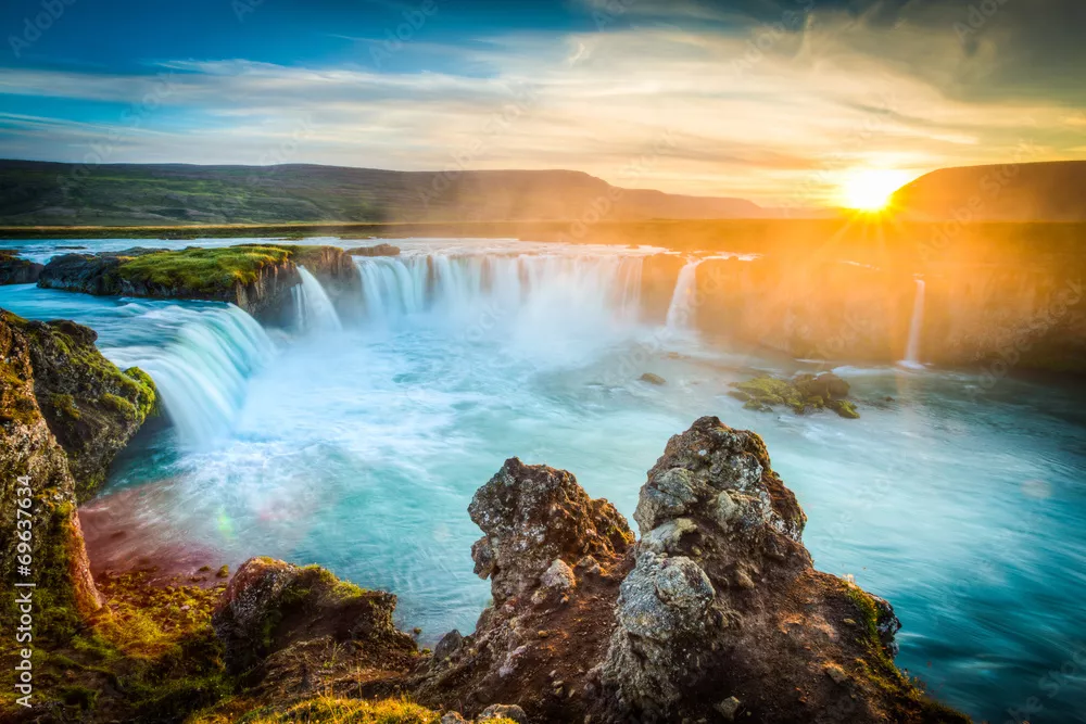 Fototapeta Islandia, Godafoss o zachodzie słońca, piękny wodospad, długi czas naświetlania