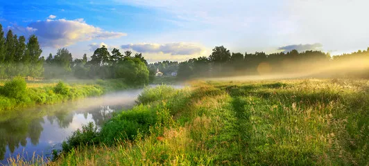 Fototapeta panorama letniego krajobrazu ze wschodem słońca, mgłą i rzeką
