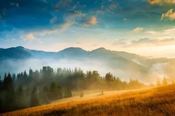 Obraz Niesamowity górski krajobraz z mgłą