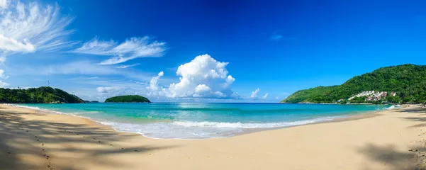 Fototapeta Panoramiczny widok na plażę Nai Harn w Phuket w słoneczny dzień
