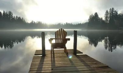 Fototapeta Krzesło w doku w Alice Lake późnym popołudniem