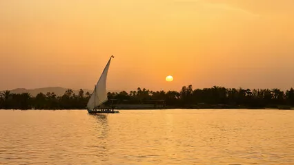 Fototapeta Luksor, Egipt - Felucca nad rzeką Nilu w Luksorze w Egipcie