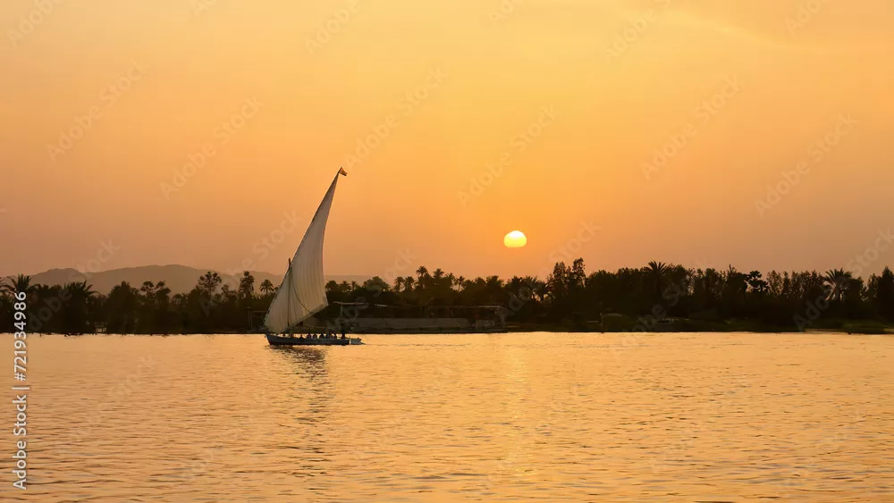 Fototapeta Luksor, Egipt - Felucca nad rzeką Nilu w Luksorze w Egipcie