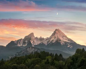 Fototapeta Majestic Mountain Formation, Watzmann w Bawarii w Niemczech, z kolorowym niebo o zachodzie słońca i las