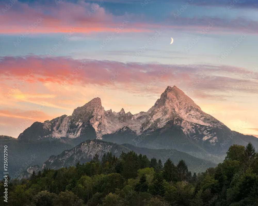 Fototapeta Majestic Mountain Formation, Watzmann w Bawarii w Niemczech, z kolorowym niebo o zachodzie słońca i las
