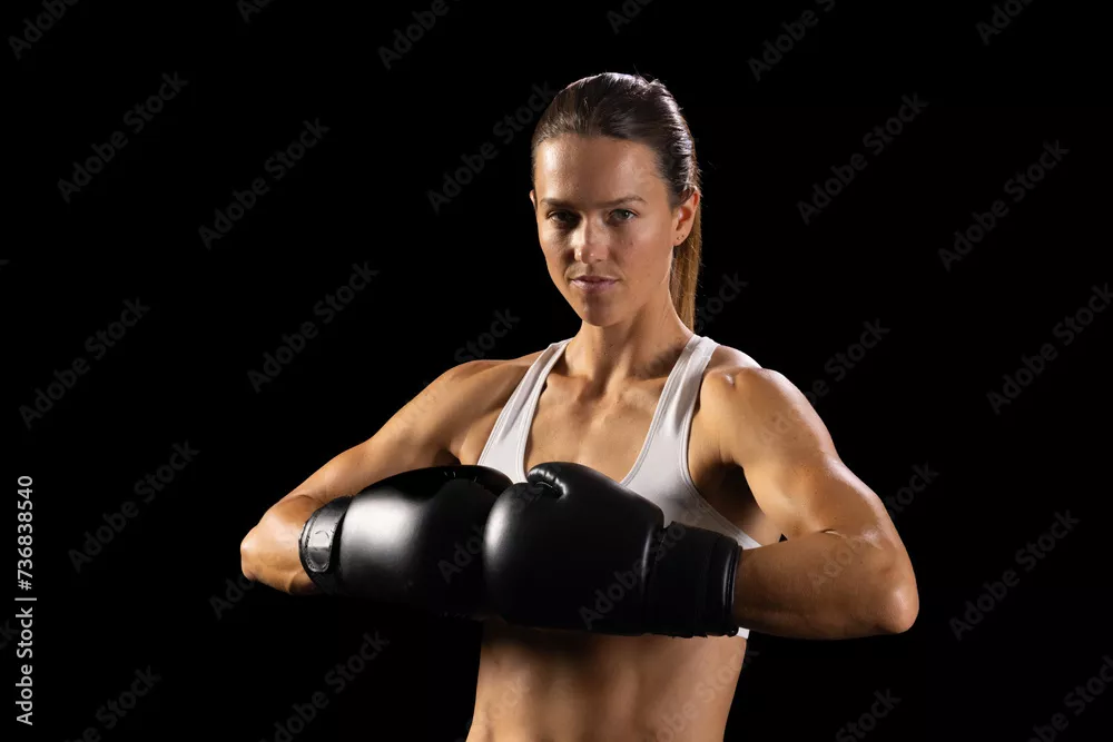 Fototapeta bokserka w białym topie sportowym i czarnych rękawicach bokserskich