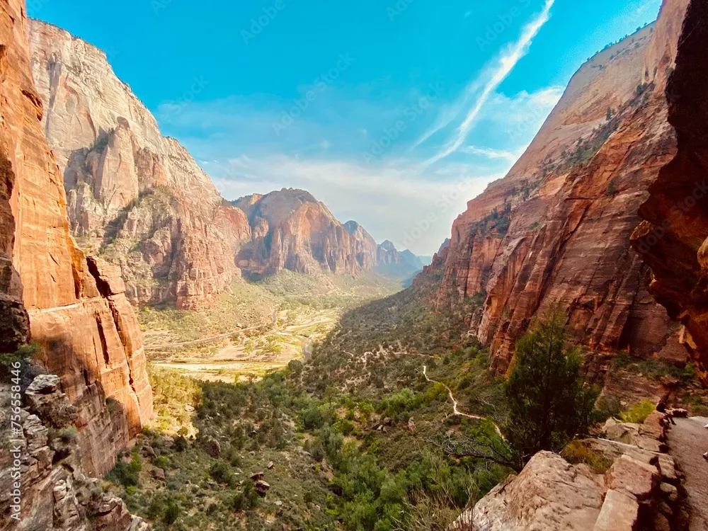 Fototapeta Dramatyczny krajobraz górski z piaskowca, Angels Landing Trail, Park Narodowy Zion, Utah, USA