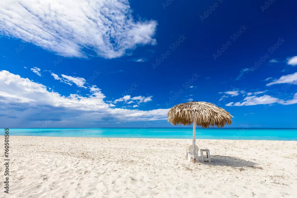 Obraz piaszczysta plaża i niebieskie niebo