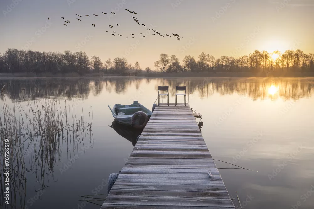 Fototapeta łódka zacumowana zimą do drewnianego pomostu