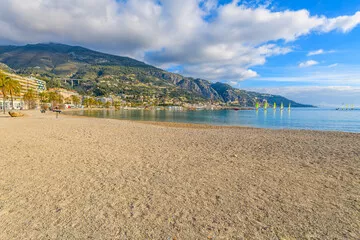 Fototapeta Widok z plaży plage des Sablettes w Menton we Francji, w kierunku granicy z Włochami oraz dzielnicy portowej Garavan i miasta Ventimiglia we Włoszech.