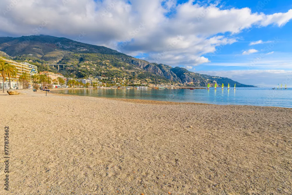 Fototapeta Widok z plaży plage des Sablettes w Menton we Francji, w kierunku granicy z Włochami oraz dzielnicy portowej Garavan i miasta Ventimiglia we Włoszech.