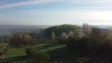 Fototapeta Malowniczy poranny mglisty dzień w dolinie z miastem i polami uprawnymi