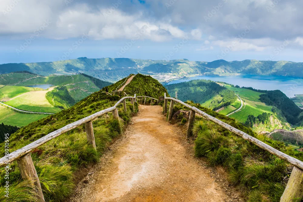 Fototapeta Ścieżka spacerowa do jezior Sete Cidades na Azorach