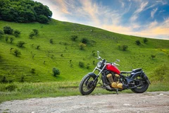 Obraz Motocyklowy Rajd Przez Zielone Wzgórza