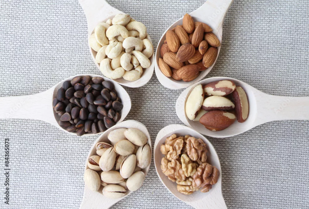 Fototapeta Streszczenie widok łyżki drewna z mieszanymi orzechami