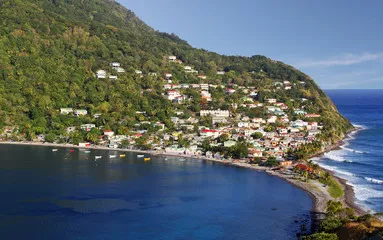 Fototapeta Wioska rybacka na Dominice na Wyspach Karaibskich Scotts Head Dominica to wioska rybacka na Dominice na Karaibach. Jest to miejsce spotkania Oceanu Atlantyckiego i Morza Karaibskiego (Zatoka Soufrire).