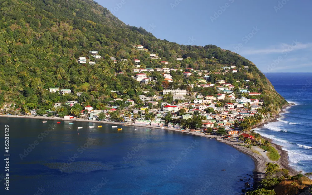 Fototapeta Wioska rybacka na Dominice na Wyspach Karaibskich Scotts Head Dominica to wioska rybacka na Dominice na Karaibach. Jest to miejsce spotkania Oceanu Atlantyckiego i Morza Karaibskiego (Zatoka Soufrire).