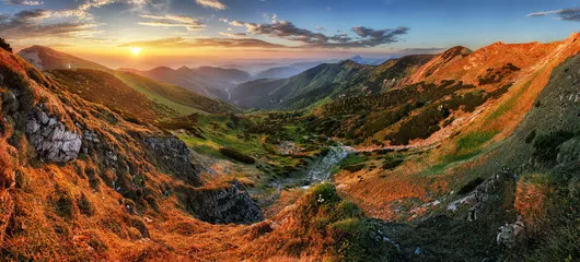 Fototapeta Panorama górska ze słońcem, dolina Vratna, Słowacja