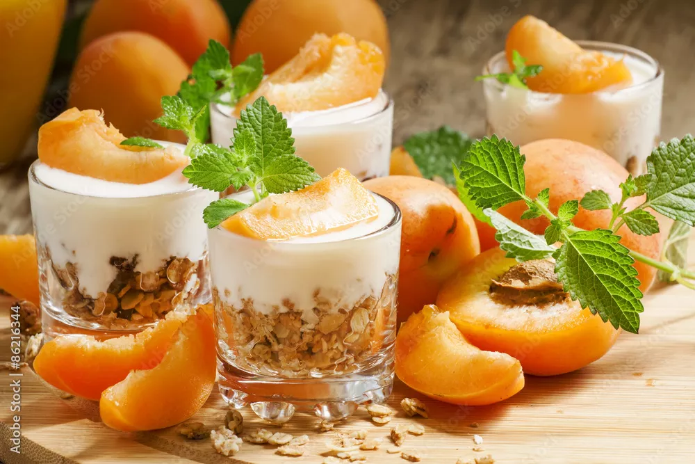 Fototapeta Domowa muesli z jogurtem i morelem w szklanych miskach, zdrowe