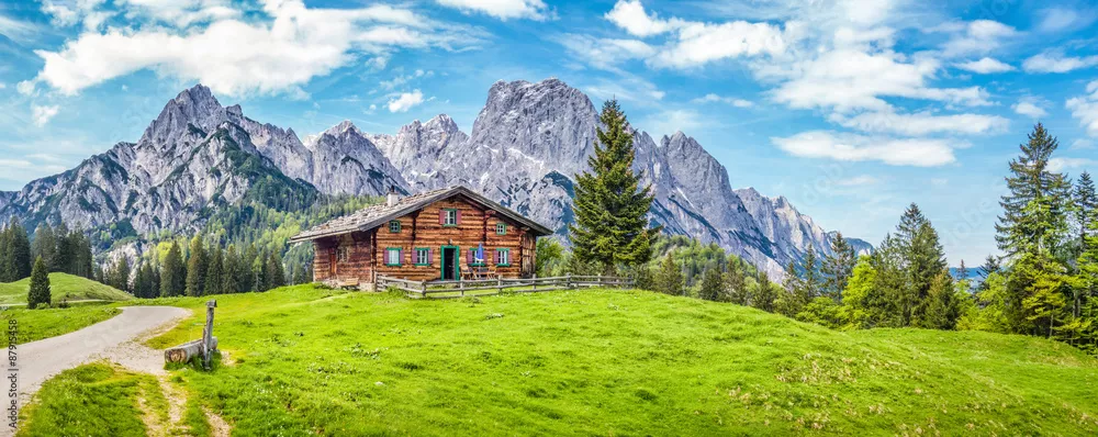 Fototapeta Idylliczny krajobraz w Alpach z górską chatką i zielonymi łąkami