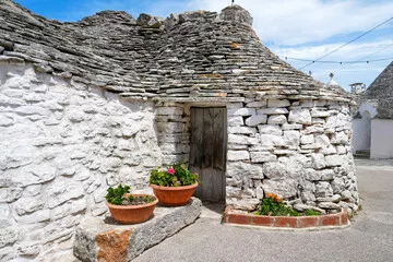 Fototapeta Urokliwe Trulli z Apulii – Włoska Architektura w Twoim Wnętrzu