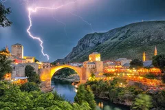 Obraz Spektakularna Nocna Burza nad Mostarem