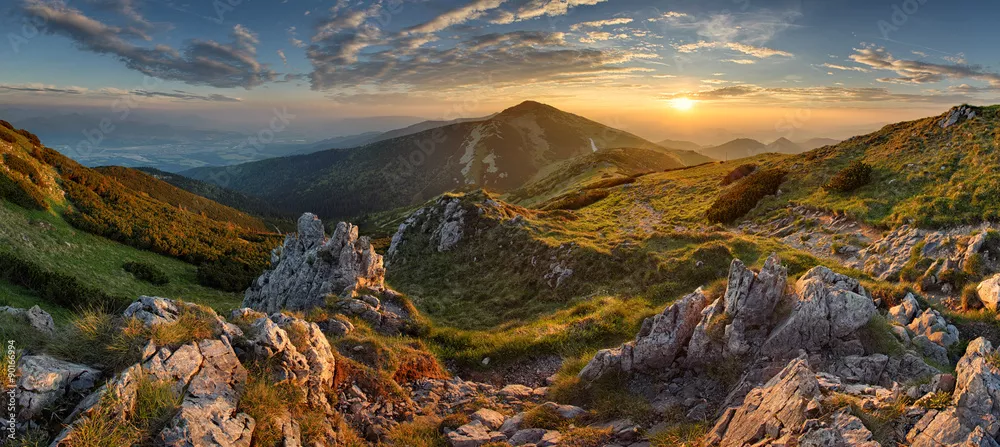 Fototapeta Panorama skalista góra o zachodzie słońca na Słowacji