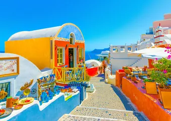Fototapeta Typowa kolorowa wąska uliczka w Oia, najpiękniejszej miejscowości na wyspie Santorini w Grecji