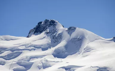 Fototapeta Punta Dufour, Dufourspitze, Dufour Peak. Drugi co do wysokości szczyt Alp, w masywie Monte Rosa. Możesz zobaczyć ślad i alpinistę wspinającego się po grani na Szczyt