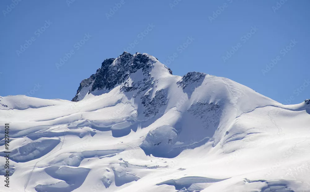 Fototapeta Punta Dufour, Dufourspitze, Dufour Peak. Drugi co do wysokości szczyt Alp, w masywie Monte Rosa. Możesz zobaczyć ślad i alpinistę wspinającego się po grani na Szczyt