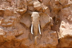 Fototapeta Elefant Wyrzeźbiony w Skale: Majestat Natury i Sztuki