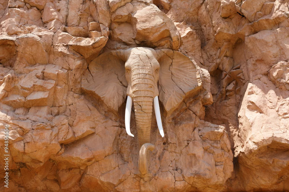 Fototapeta Elefant Wyrzeźbiony w Skale: Majestat Natury i Sztuki